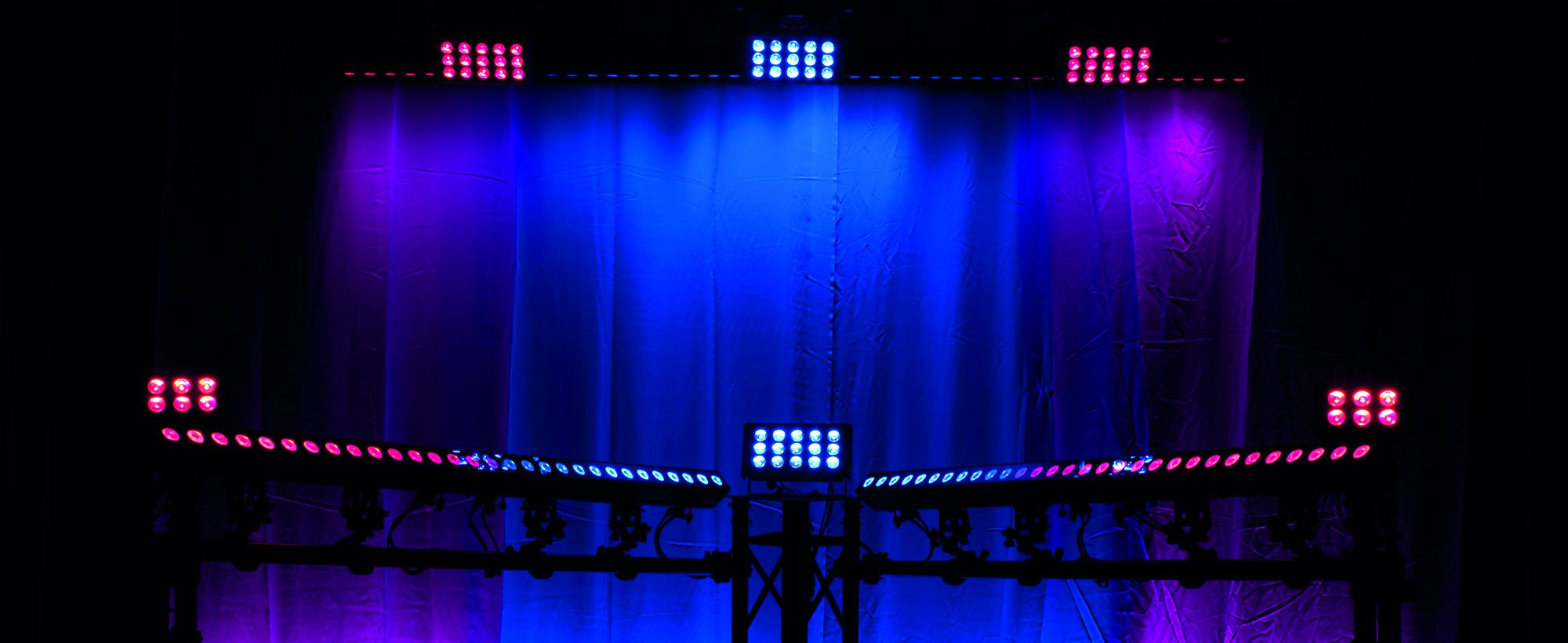 Podium met belichte trussconstructie